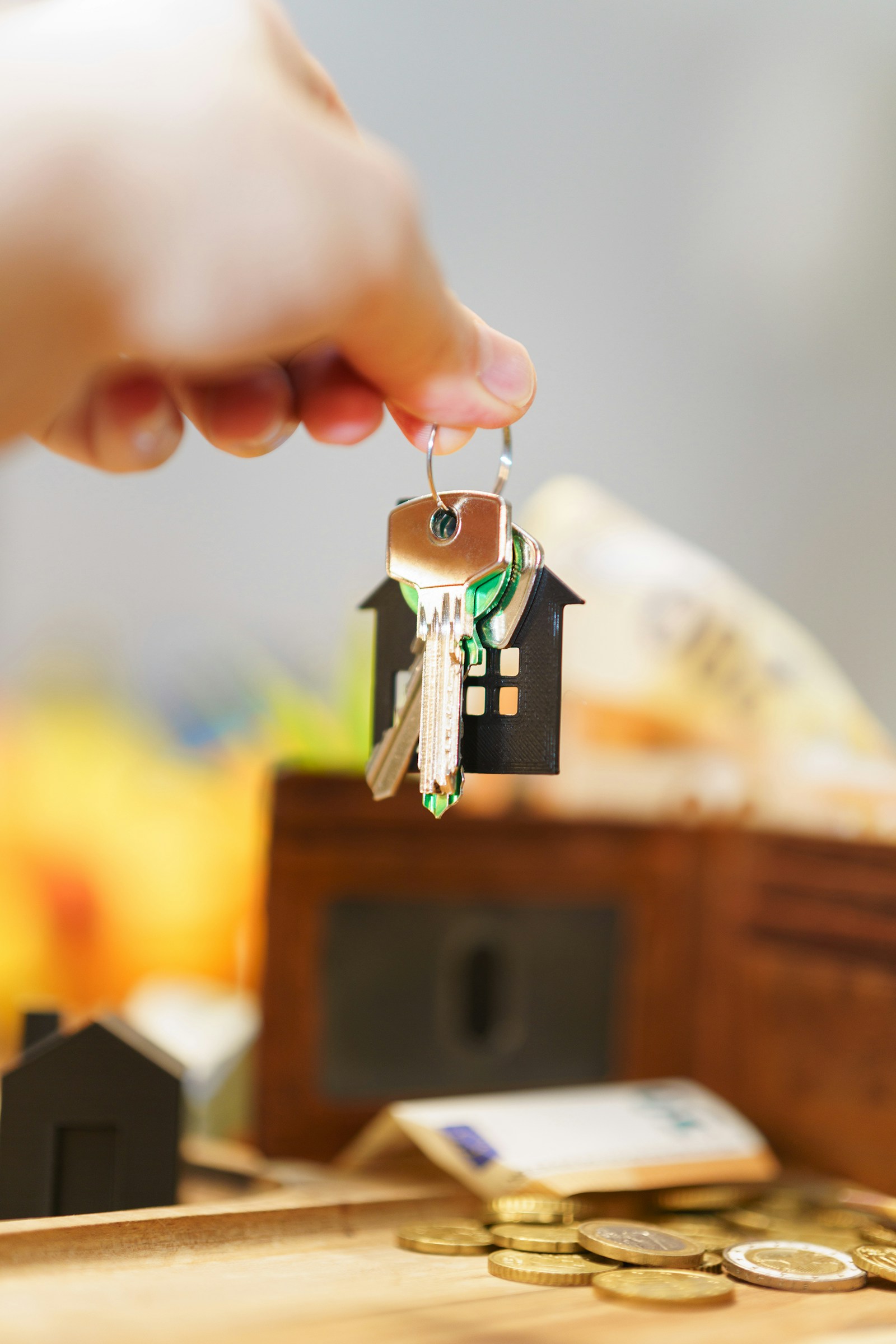 Home buyer holding house keys and a wallet while planning closing costs for a Dunedin, Florida purchase